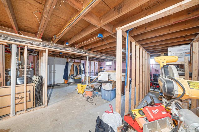 61 W End Avenue, Shirley, NY 11967