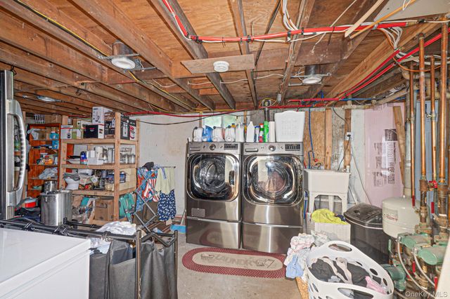61 W End Avenue, Shirley, NY 11967