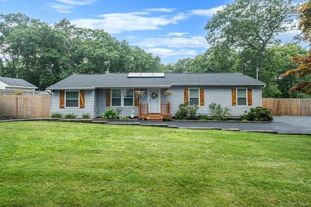 61 W End Avenue, Shirley, NY 11967