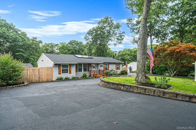 61 W End Avenue, Shirley, NY 11967