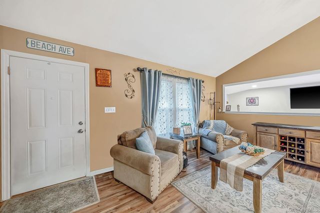 61 W End Avenue, Shirley, NY 11967