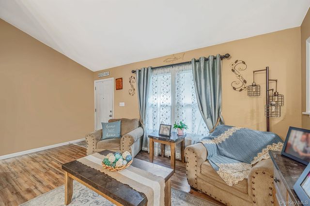 61 W End Avenue, Shirley, NY 11967