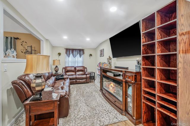 61 W End Avenue, Shirley, NY 11967