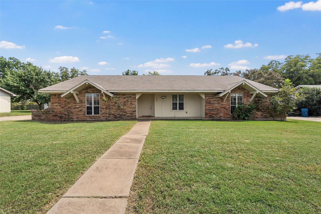 309 Crescent Drive, Hewitt, TX 76643