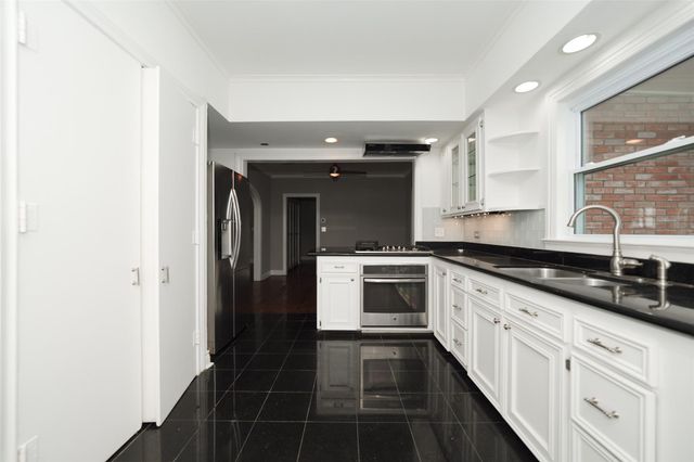 603 S Mccarty Avenue, Eagle Lake, TX 77434