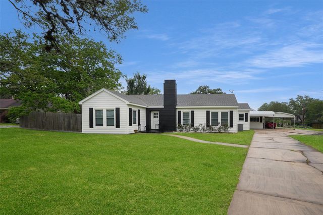 603 S Mccarty Avenue, Eagle Lake, TX 77434