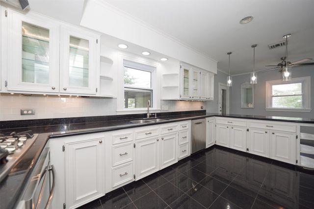 603 S Mccarty Avenue, Eagle Lake, TX 77434