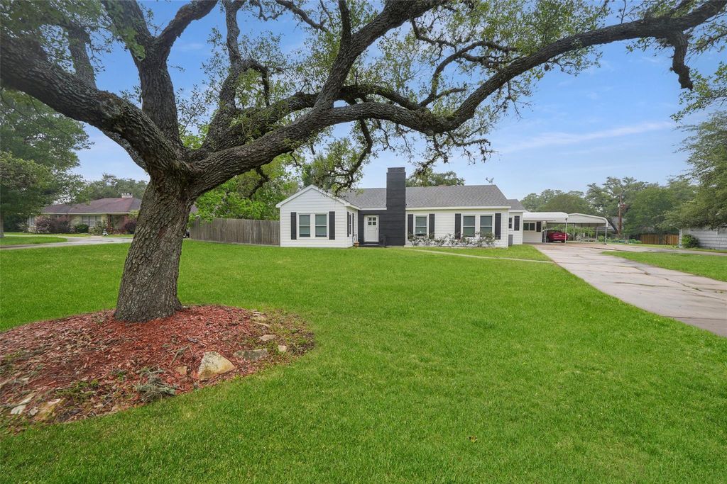 603 S Mccarty Avenue, Eagle Lake, TX 77434