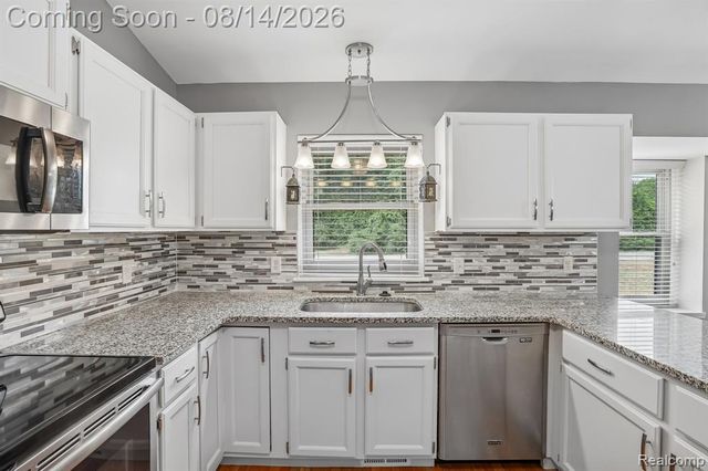 7812 Oakland Place, Waterford, MI 48327