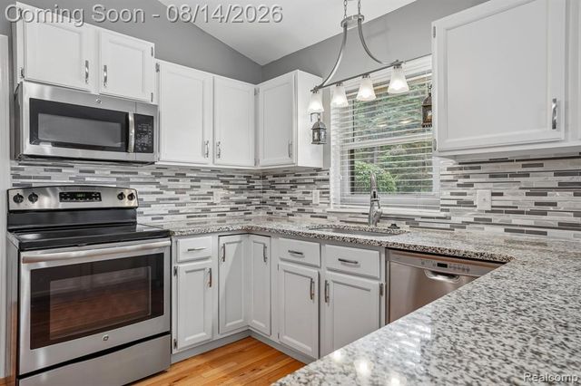 7812 Oakland Place, Waterford, MI 48327