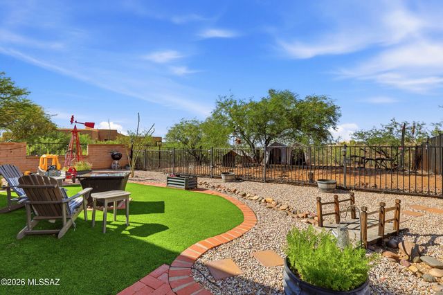 681 E Armor Springs Place, Green Valley, AZ 85614