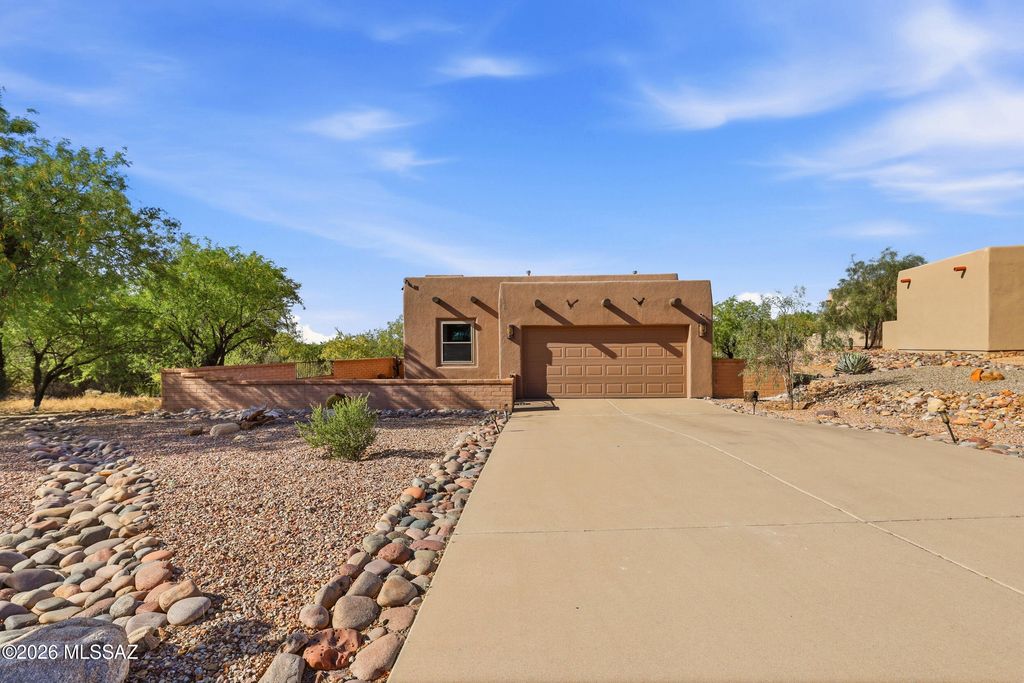 681 E Armor Springs Place, Green Valley, AZ 85614