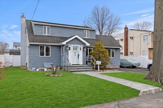 476 37th Street, Lindenhurst, NY 11757