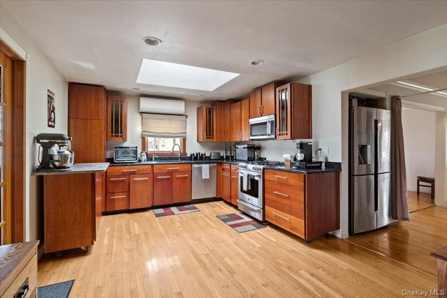 476 37th Street, Lindenhurst, NY 11757