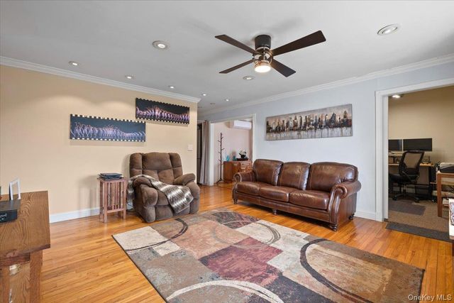 476 37th Street, Lindenhurst, NY 11757