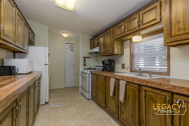 1163 Maple Leaf Lane, Walker, MI 49534