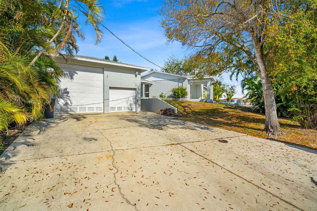 Image 3 of property listing at 4819 PALMETTO POINT DRIVE, Palmetto, FL 34221