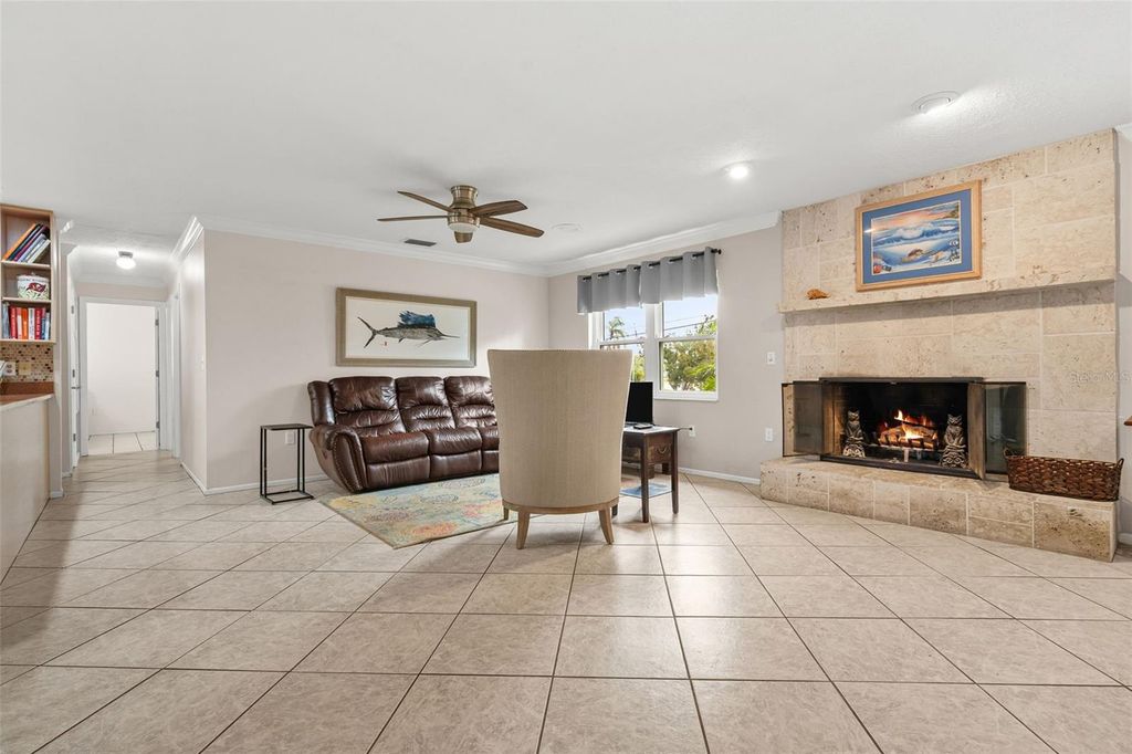 Image 6 of property listing at 4819 PALMETTO POINT DRIVE, Palmetto, FL 34221