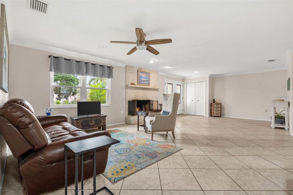 Image 7 of property listing at 4819 PALMETTO POINT DRIVE, Palmetto, FL 34221