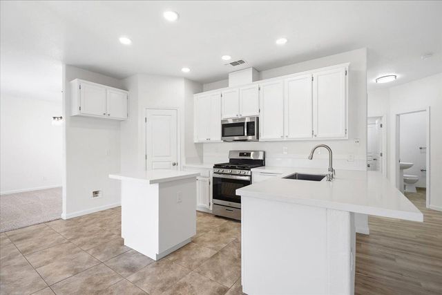 1065 Skyline Dr, Yuba City, CA 95991