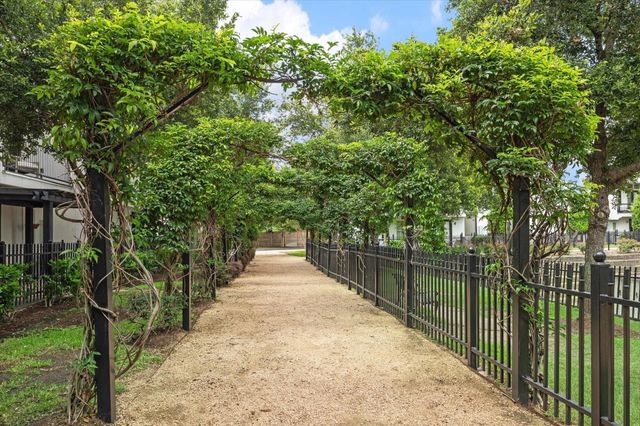 2703 Arabelle Grove, Houston, TX 77007