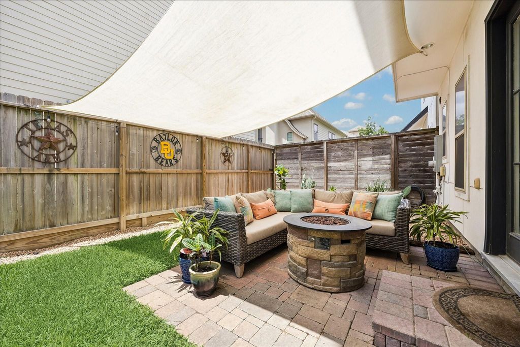 2703 Arabelle Grove, Houston, TX 77007