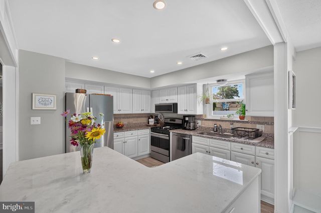 2 CATHY LN, Aston, PA 19014