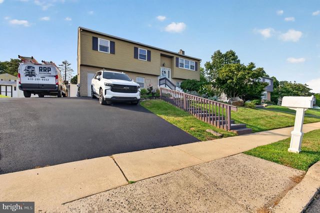2 CATHY LN, Aston, PA 19014