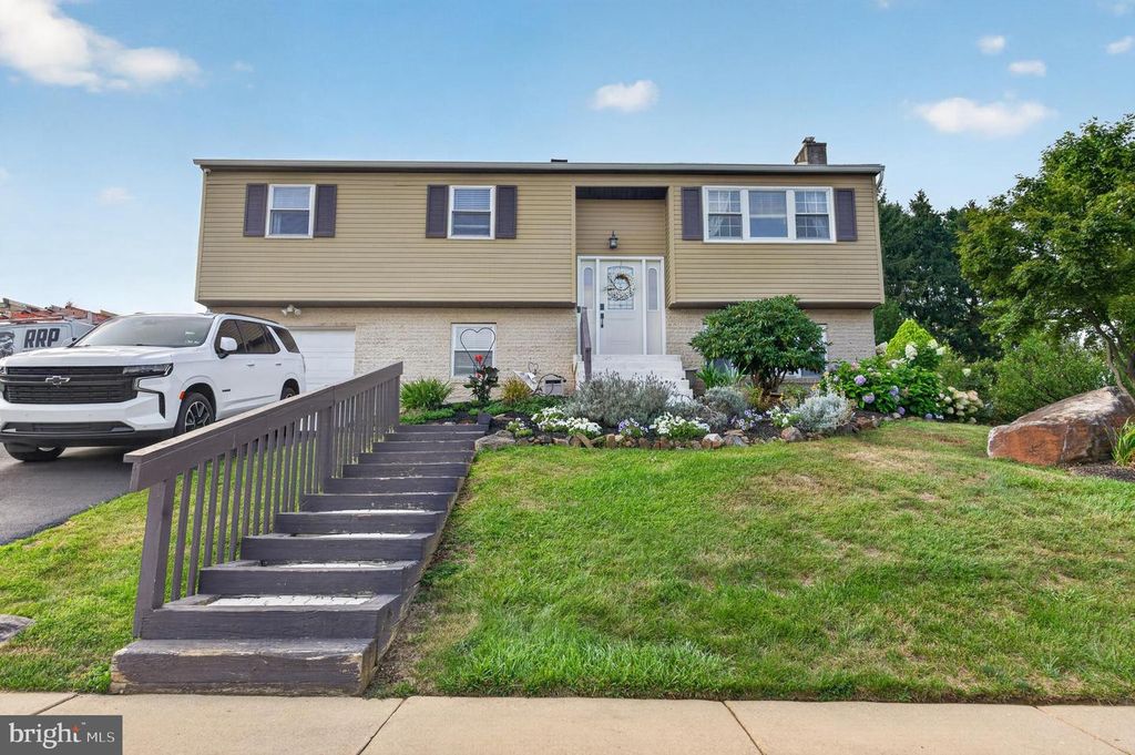 2 CATHY LN, Aston, PA 19014