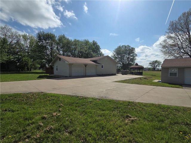 129 NW 251st Road, Clinton, MO 64735
