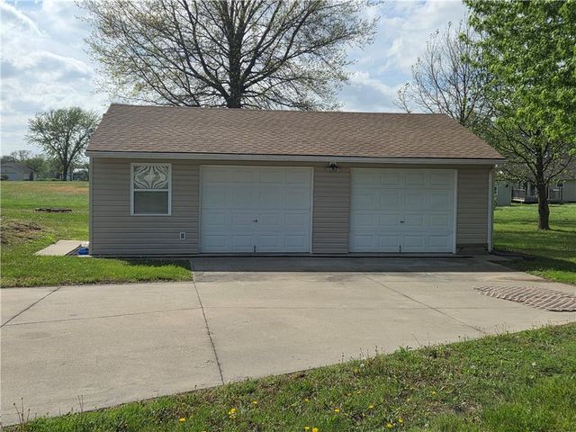 129 NW 251st Road, Clinton, MO 64735
