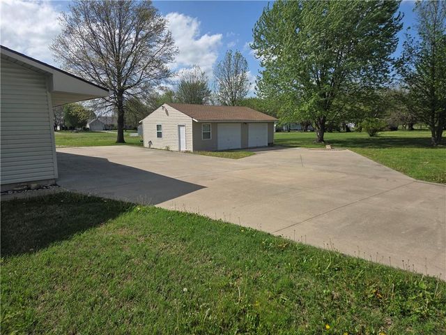 129 NW 251st Road, Clinton, MO 64735