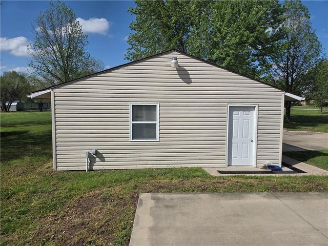 129 NW 251st Road, Clinton, MO 64735
