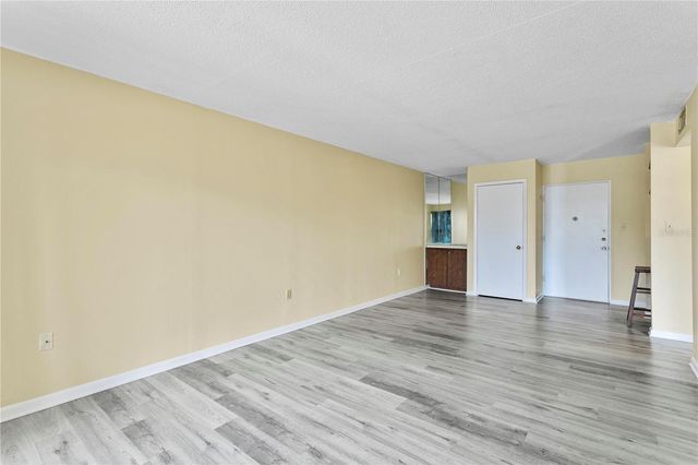 2302 MANHATTAN 111, Tampa, FL 33629