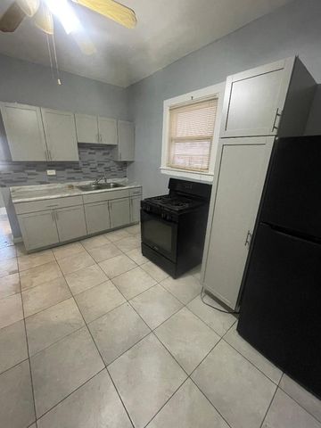 8136 S Exchange Avenue 2, Chicago, IL 60617