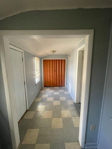 8136 S Exchange Avenue 2, Chicago, IL 60617