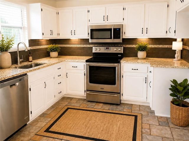 2400 NE Dale Hunter Drive, Lee's Summit, MO 64086