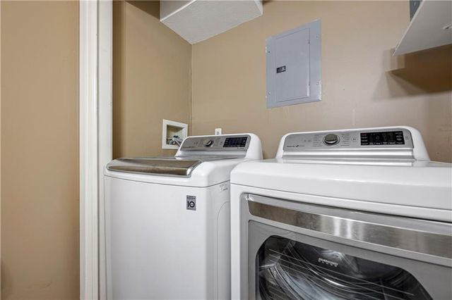 2400 NE Dale Hunter Drive, Lee's Summit, MO 64086