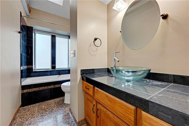 2400 NE Dale Hunter Drive, Lee's Summit, MO 64086