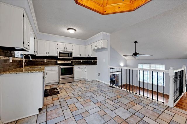 2400 NE Dale Hunter Drive, Lee's Summit, MO 64086