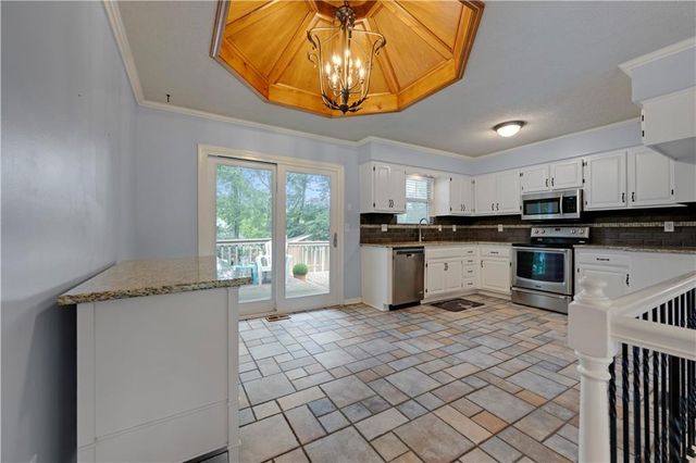 2400 NE Dale Hunter Drive, Lee's Summit, MO 64086