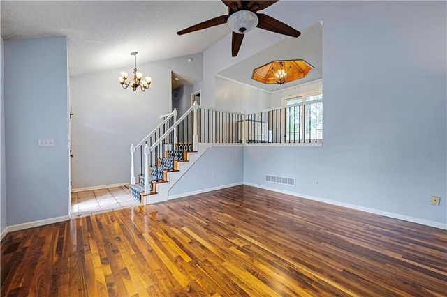 2400 NE Dale Hunter Drive, Lee's Summit, MO 64086