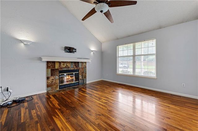 2400 NE Dale Hunter Drive, Lee's Summit, MO 64086