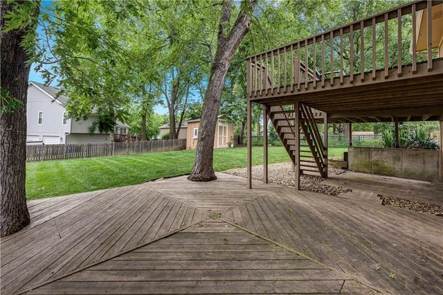 2400 NE Dale Hunter Drive, Lee's Summit, MO 64086