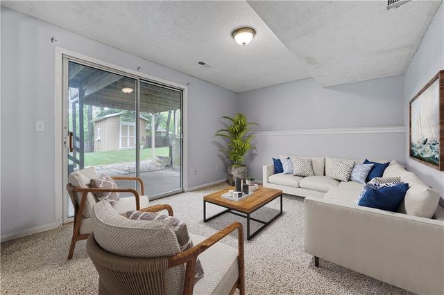 2400 NE Dale Hunter Drive, Lee's Summit, MO 64086