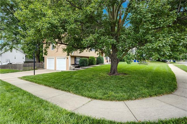 2400 NE Dale Hunter Drive, Lee's Summit, MO 64086