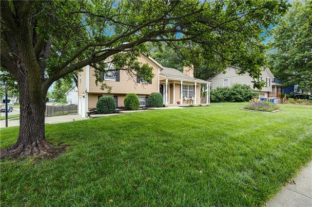 2400 NE Dale Hunter Drive, Lee's Summit, MO 64086