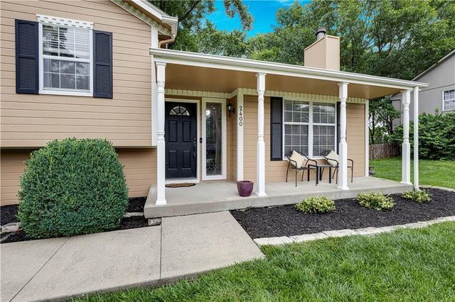 2400 NE Dale Hunter Drive, Lee's Summit, MO 64086