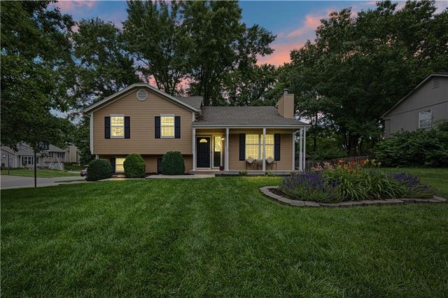 2400 NE Dale Hunter Drive, Lee's Summit, MO 64086