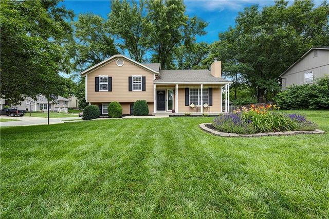 2400 NE Dale Hunter Drive, Lee's Summit, MO 64086